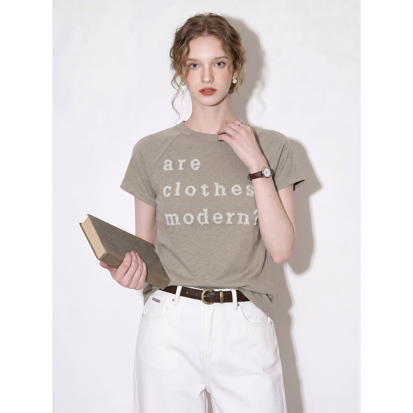 Casual style letter gray khaki short-sleeved T-shirt for women 2026 summer design sense of age reduction temperament simple versatile top Casual style letter gray khaki short-sleeved T-shirt for women 2026 summer design sense of age reduction temperament simple versatile top