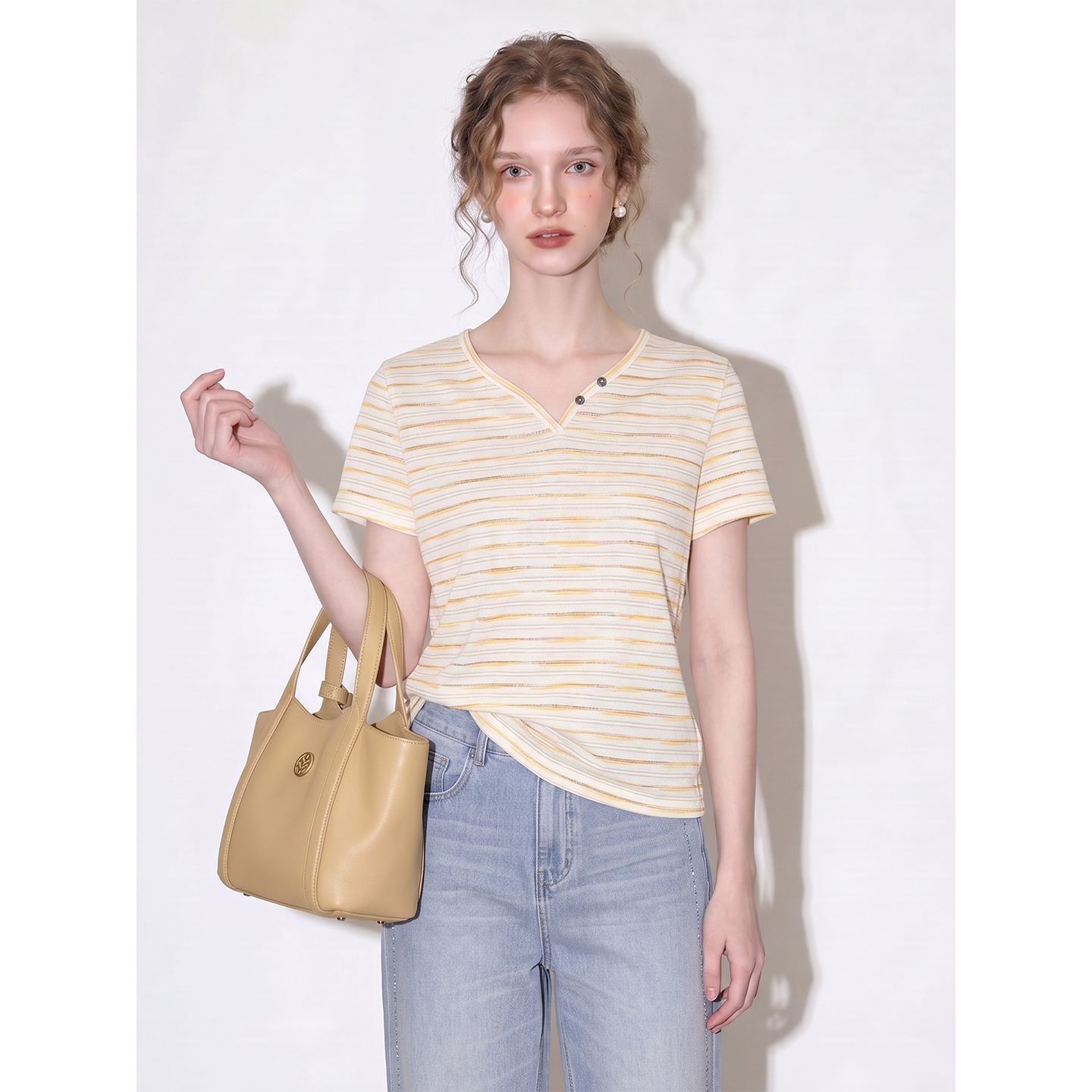 Apricot temperament retro Tencel striped V-neck short-sleeved T-shirt for women 2026 summer new slim design top Apricot temperament retro Tencel striped V-neck short-sleeved T-shirt for women 2026 summer new slim design top
