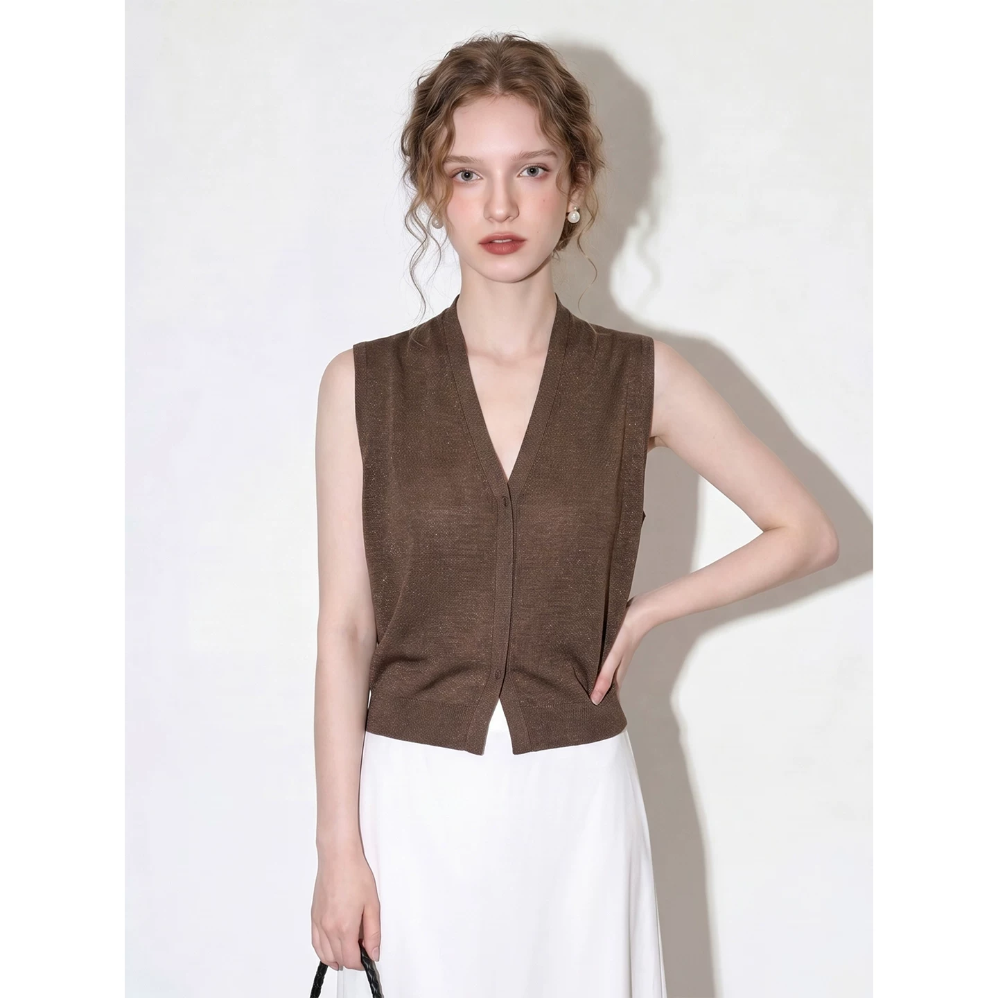 Brown elegant style V-neck sleeveless linen T-shirt for women 2026 summer new Tencel niche design top Brown elegant style V-neck sleeveless linen T-shirt for women 2026 summer new Tencel niche design top