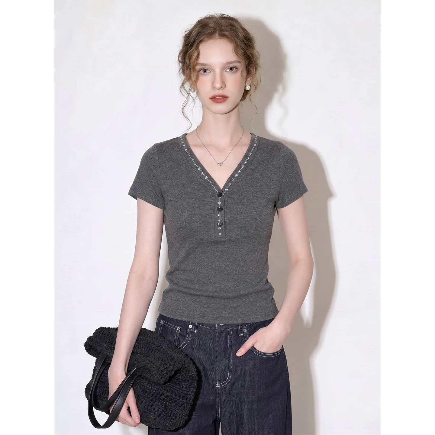 Dark gray V-neck slim short-sleeved sweater for women 2026 summer new style simple temperament versatile commuting top Dark gray V-neck slim short-sleeved sweater for women 2026 summer new style simple temperament versatile commuting top
