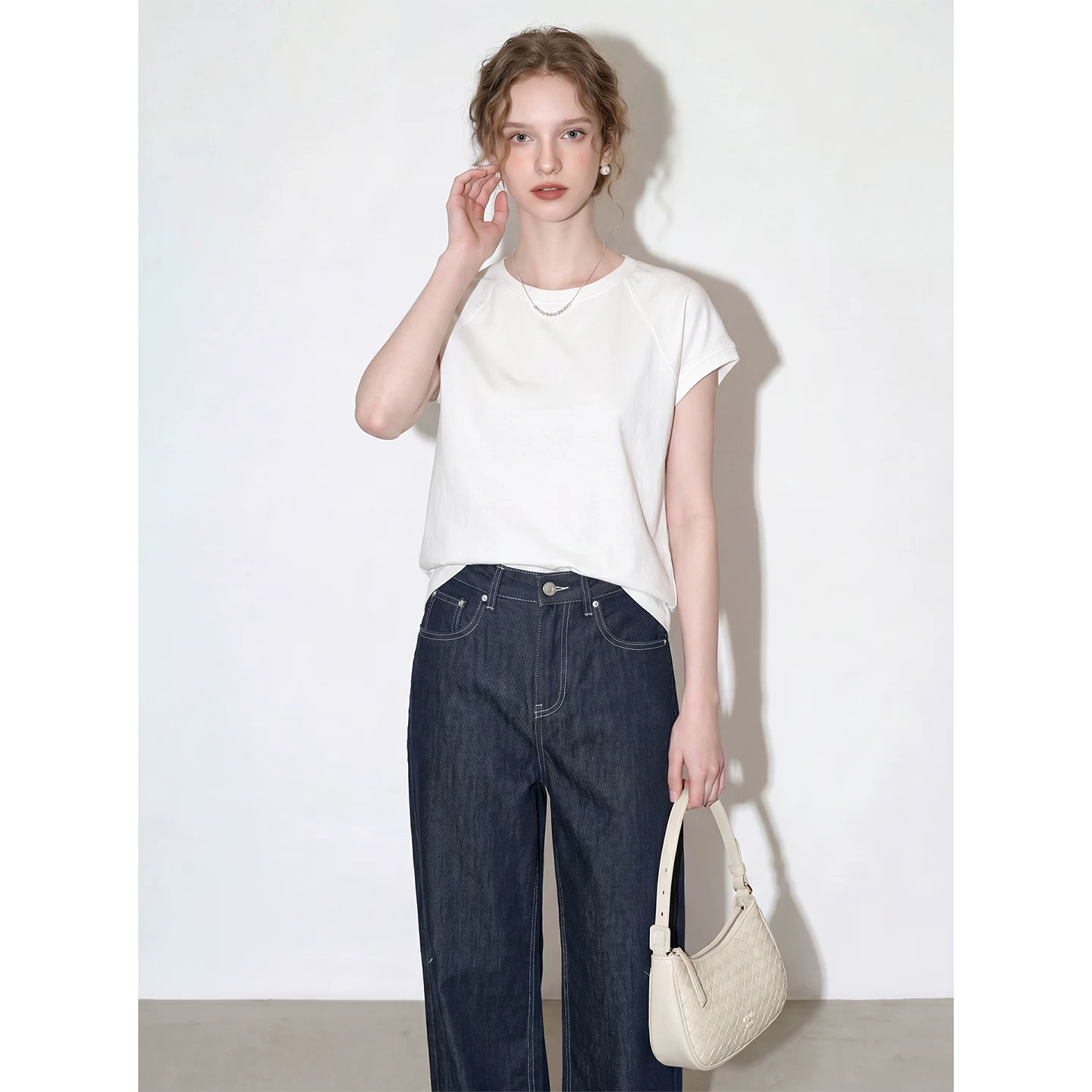 White round neck short-sleeved T-shirt for women 2026 summer new loose simple style versatile casual top for commuting White round neck short-sleeved T-shirt for women 2026 summer new loose simple style versatile casual top for commuting
