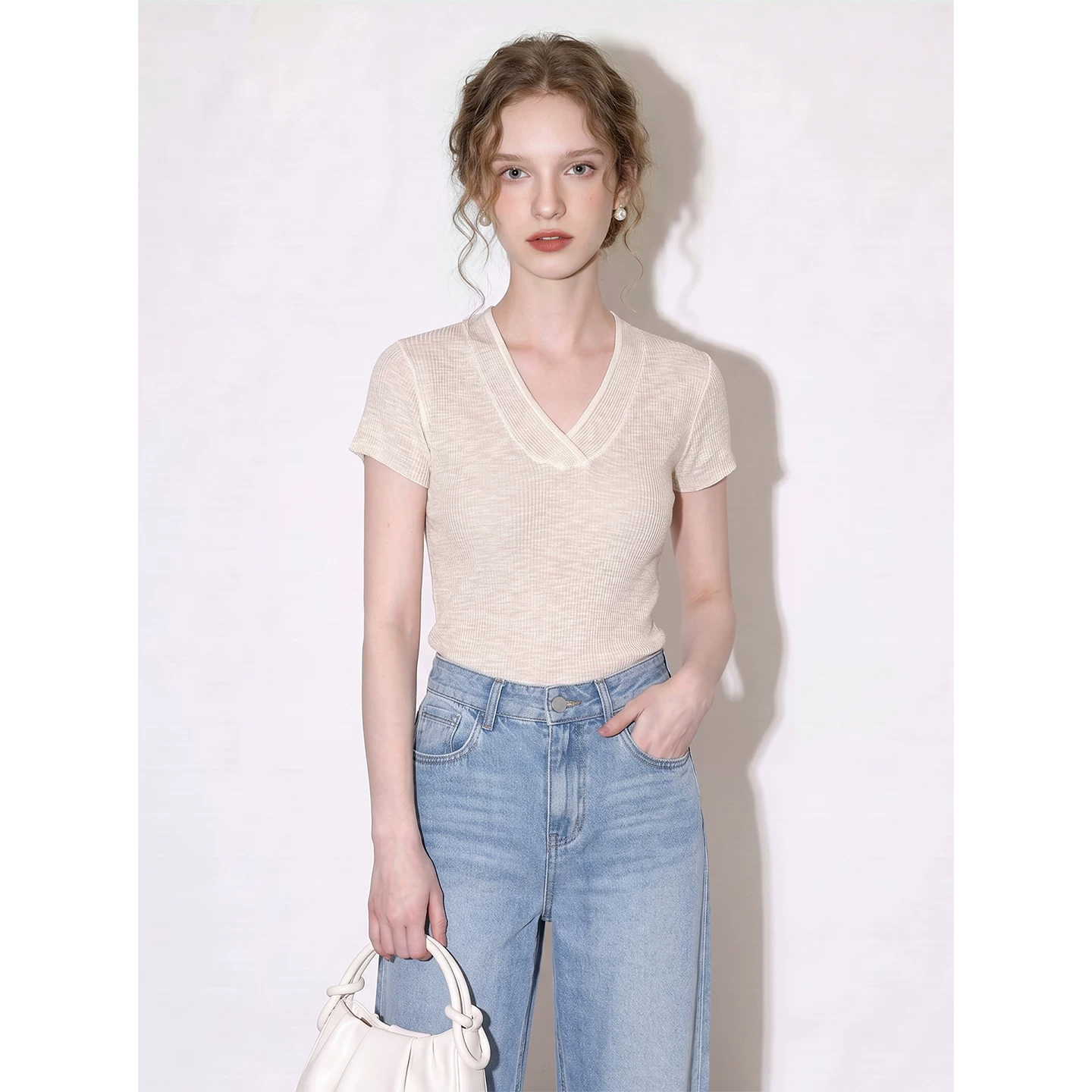 White simple V-neck short-sleeved sweater for women 2026 summer new slim fit and versatile comfortable top White simple V-neck short-sleeved sweater for women 2026 summer new slim fit and versatile comfortable top
