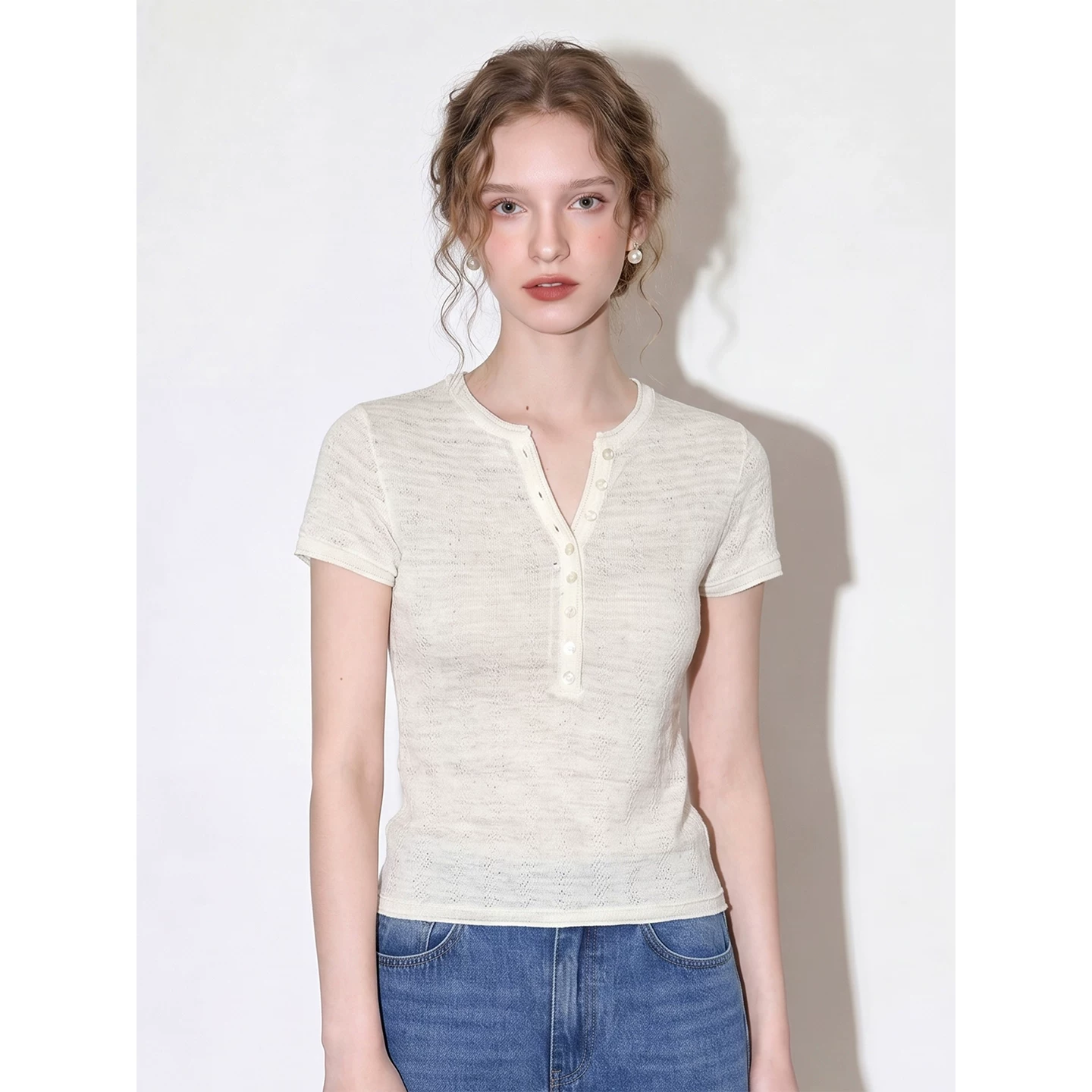Beige Henry collar short-sleeved T-shirt 2026 summer women's new button slim and versatile daily commuting style top Beige Henry collar short-sleeved T-shirt 2026 summer women's new button slim and versatile daily commuting style top
