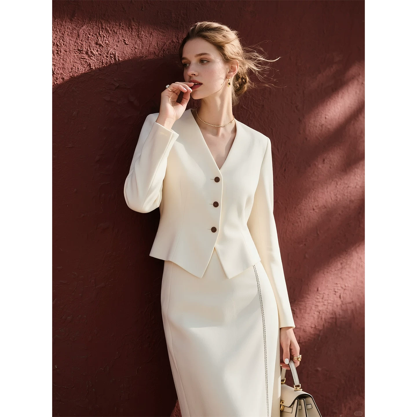 Off-white V-neck suit skirt two-piece set for women 2026 spring new high-end light luxury business women's clothing Off-white V-neck suit skirt two-piece set for women 2026 spring new high-end light luxury business women's clothing