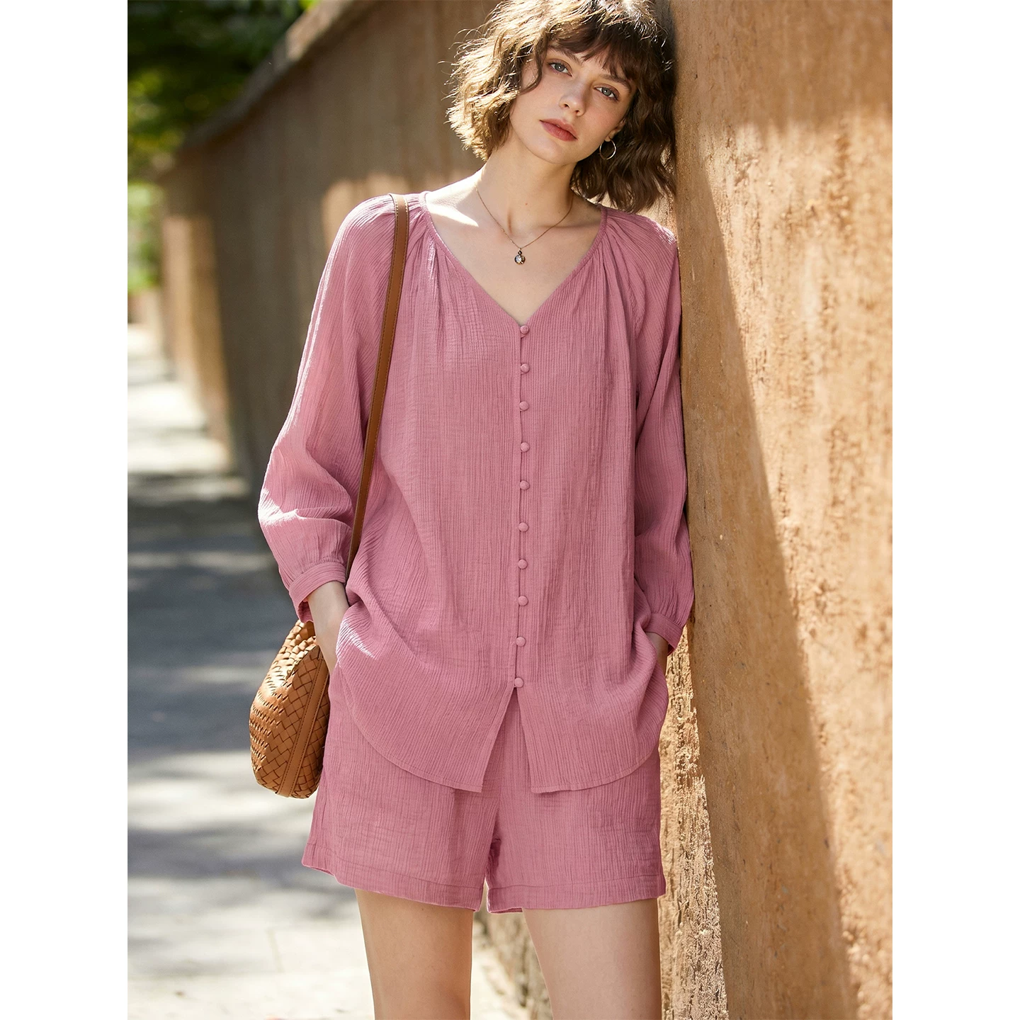 Pink casual sun protection suit for women 2026 summer new three-quarter sleeves slit v-neck shirt and shorts two-piece set Pink casual sun protection suit for women 2026 summer new three-quarter sleeves slit v-neck shirt and shorts two-piece set
