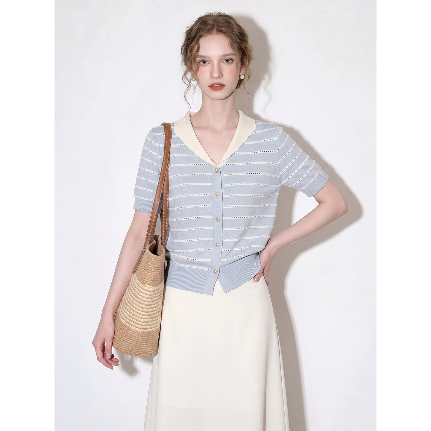 Blue striped V-neck contrasting color knitted cardigan for women 2026 summer new short-sleeved slimming short top Blue striped V-neck contrasting color knitted cardigan for women 2026 summer new short-sleeved slimming short top