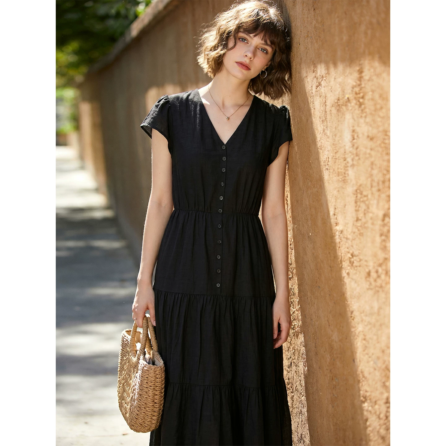 Black V-neck short-sleeved linen dress for women 2026 summer new French retro style slimming long skirt Black V-neck short-sleeved linen dress for women 2026 summer new French retro style slimming long skirt